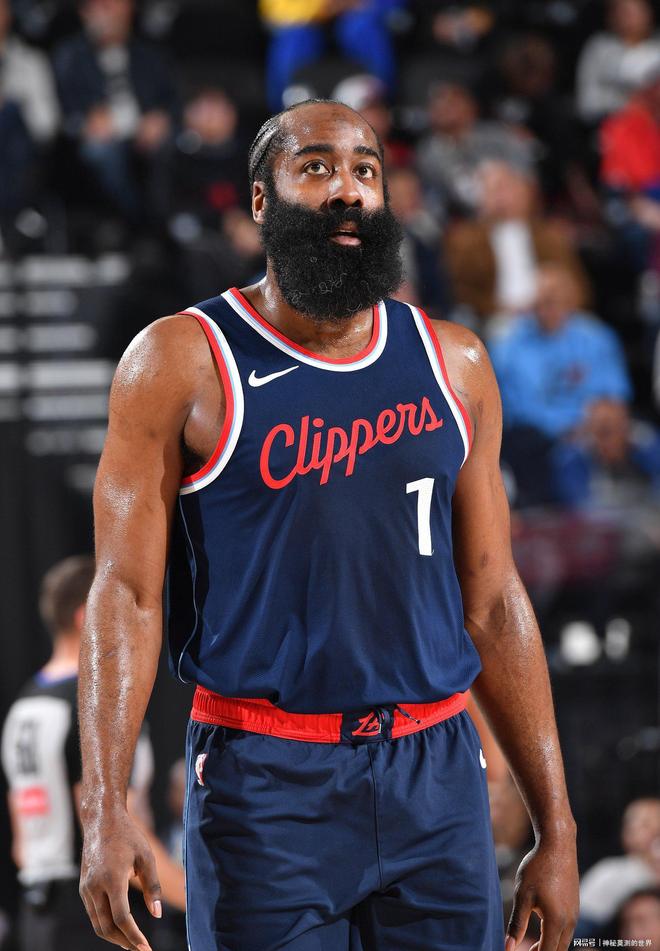 九游体育-哈利伯顿与雄鹿比赛中压哨三分点手腕